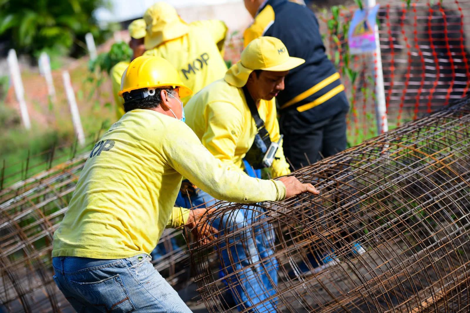 gobierno-inicia-reconstruccion-de-estructura-de-drenaje-en-residencial-lomas-de-miramonte